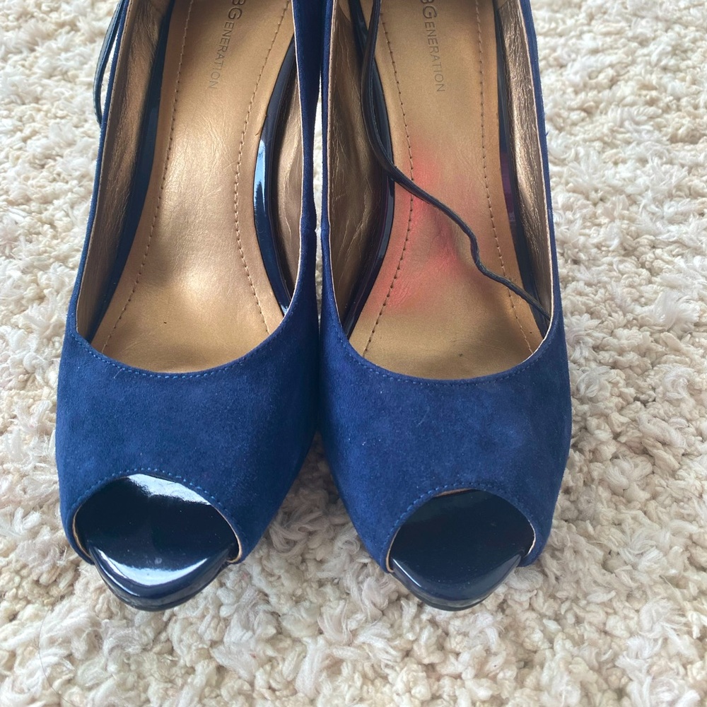 Like new BCBG NAVY Peep toes- size 9